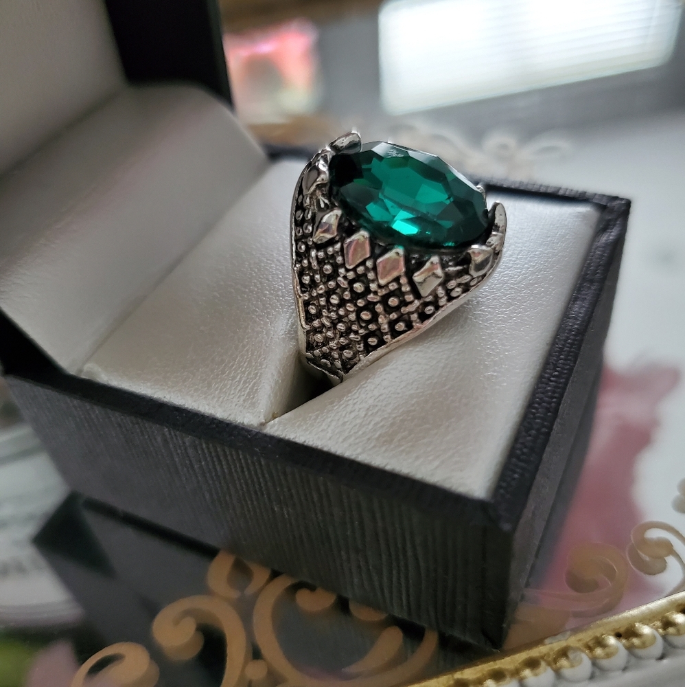 Gorgeous green emerald gemstone ring - Picture 3 of 4
